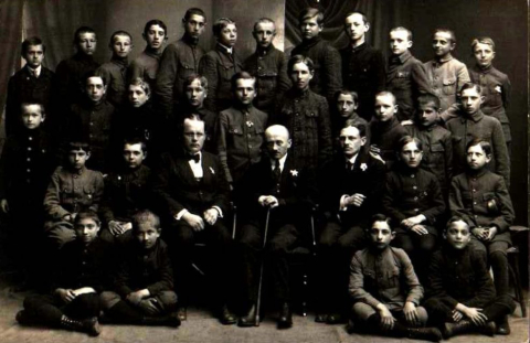 Dyrektor Mieczysław Asłanowicz (siedzi w środku), 1918 r.
