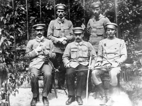 Oficerowie Związku Strzeleckiego, pierwszy z lewej Jerzy Ołdakowski. Ropienka 1914
